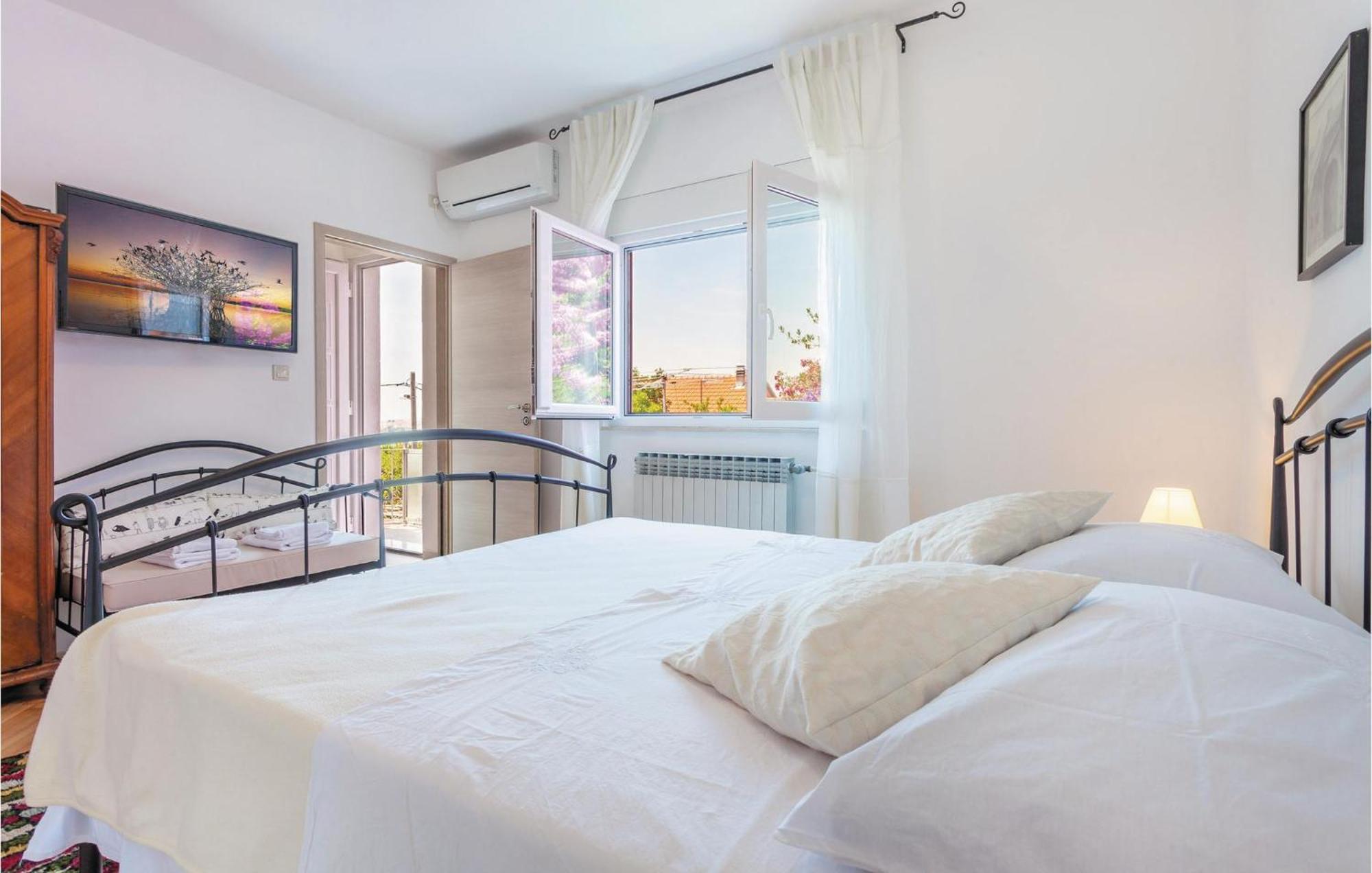 Amazing Home In Podstrana With Kitchen Ngoại thất bức ảnh