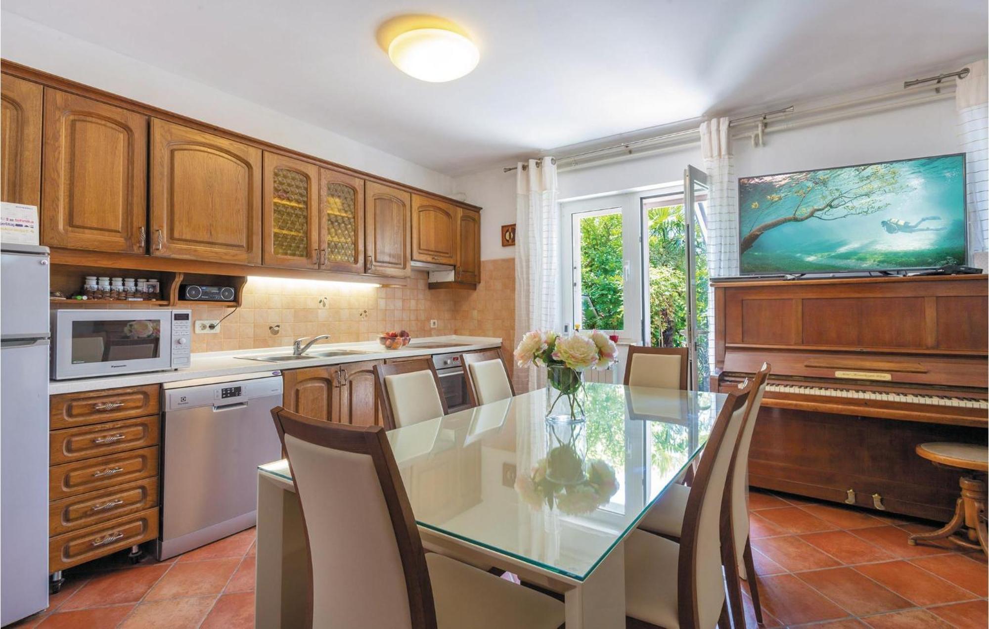 Amazing Home In Podstrana With Kitchen Ngoại thất bức ảnh